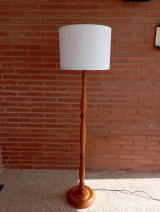 Lámpara de pie provenzal madera
