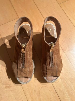 Sandalias ante con cremallera y cuña