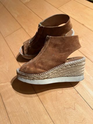 Sandalias ante con cremallera y cuña