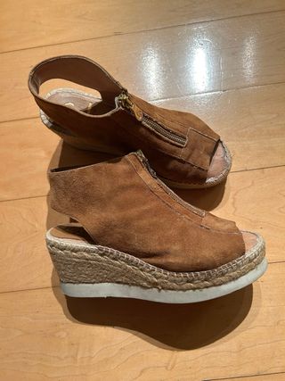 Sandalias ante con cremallera y cuña