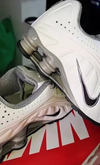 Nike Shox Zapatillas Blancas y Grises