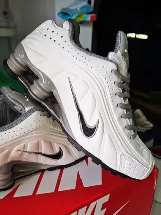 Nike Shox Zapatillas Blancas y Grises