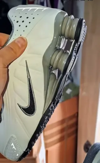 Nike Shox Zapatillas Blancas y Grises