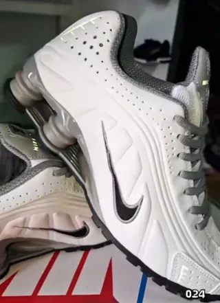 Nike Shox Zapatillas Blancas y Grises