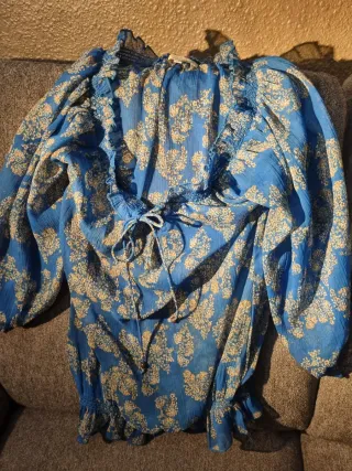 Blusa azul con estampado floral