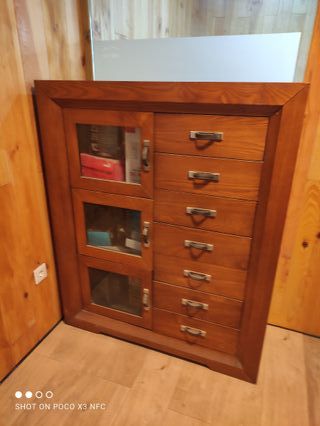 Mueble vitrina con cajones de madera
