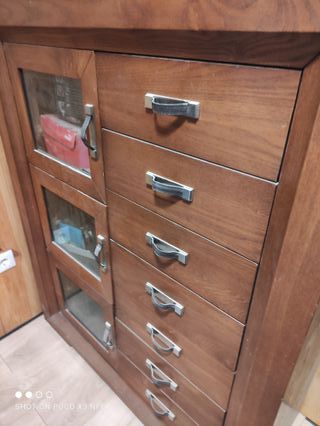Mueble vitrina con cajones de madera