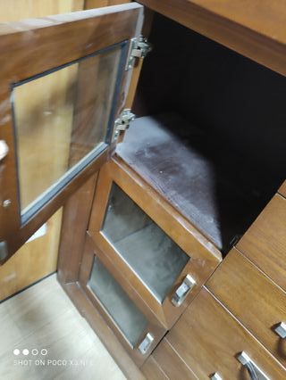 Mueble vitrina con cajones de madera
