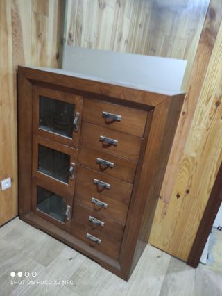 Mueble vitrina con cajones de madera