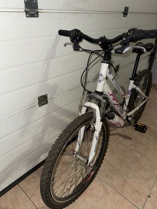 Bicicleta de montaña blanca y rosa Conor