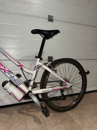 Bicicleta de montaña blanca y rosa Conor