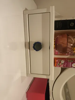 Tocador blanco con espejo ovalado de Ikea