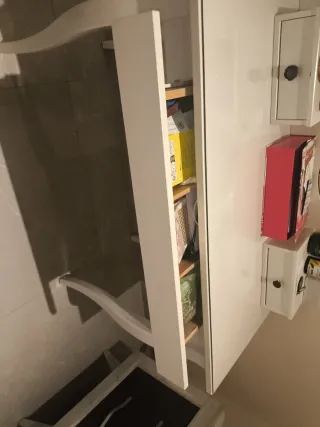 Tocador blanco con espejo ovalado de Ikea