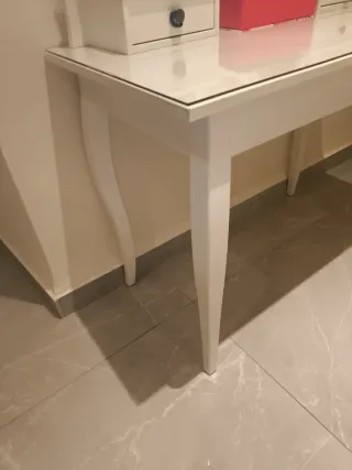 Tocador blanco con espejo ovalado de Ikea