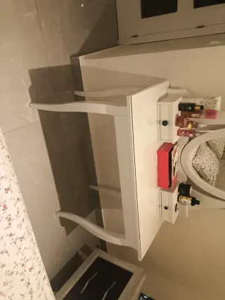 Tocador blanco con espejo ovalado de Ikea