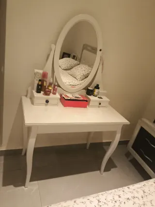 Tocador blanco con espejo ovalado de Ikea