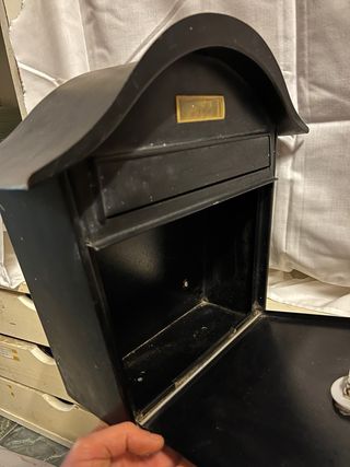 Buzón metálico negro