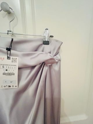 Falda Zara satinada gris plata