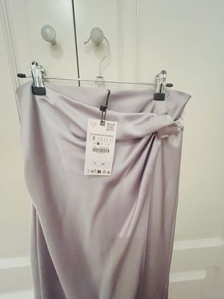 Falda Zara satinada gris plata