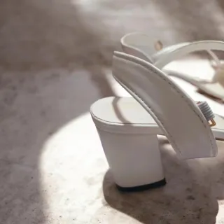 Sandalias blancas tacón bajo