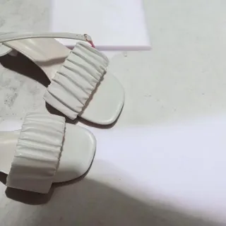 Sandalias blancas tacón bajo