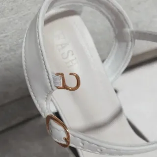 Sandalias blancas tacón bajo