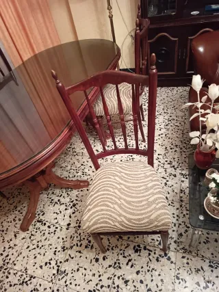 Mesa de salón grande con cristal y sillas