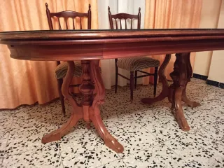Mesa de salón grande con cristal y sillas