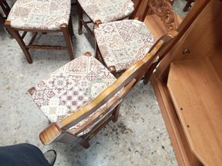 Sillas de madera. Precio de cada una.