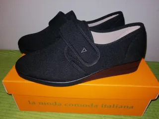Scarpe comode nere con chiusura in velcro tg. 39