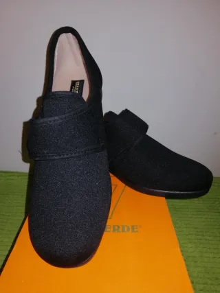 Scarpe comode nere con chiusura in velcro tg. 39