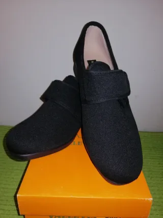 Scarpe comode nere con chiusura in velcro tg. 39