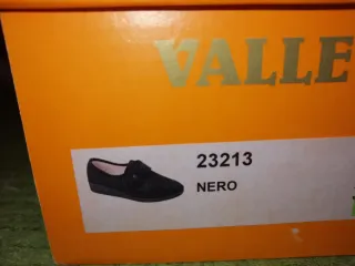 Scarpe comode nere con chiusura in velcro tg. 39