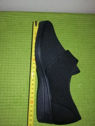 Scarpe comode nere con chiusura in velcro tg. 39