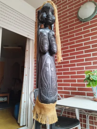 Figura madera mujer estilo balinés