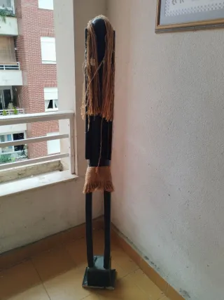 Figura madera mujer estilo balinés