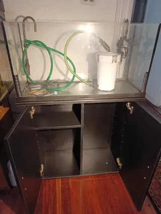 Pecera completa con mesa