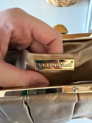 Bolso de mano dorado para eventos