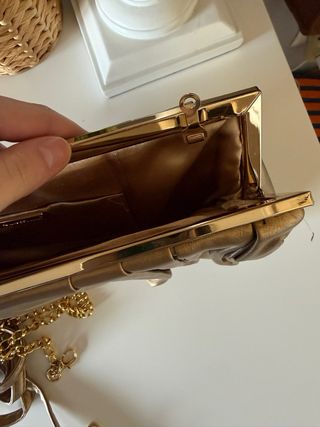 Bolso de mano dorado para eventos