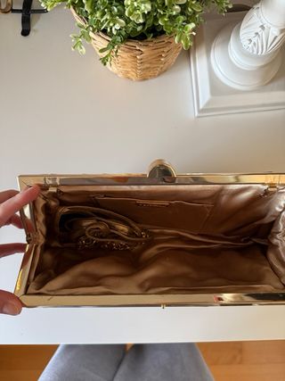 Bolso de mano dorado para eventos