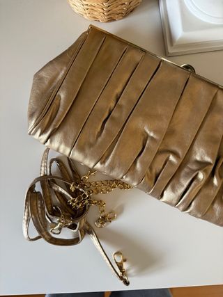 Bolso de mano dorado para eventos