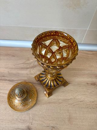 Bombonera de cristal y metal dorada