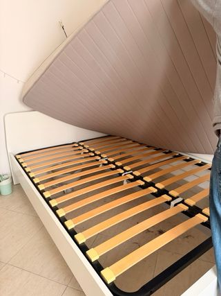 Cama blanca con colchón