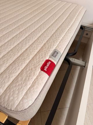 Cama blanca con colchón