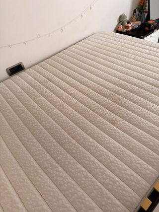 Cama blanca con colchón