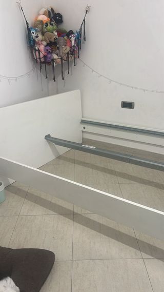 Cama blanca con colchón