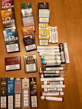 Scatole e tubi vuoti di sigari misti