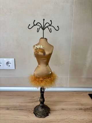 Maniquí Joyero Dorado con Plumas