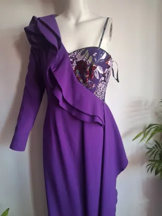 Vestido de fiesta morado con volantes