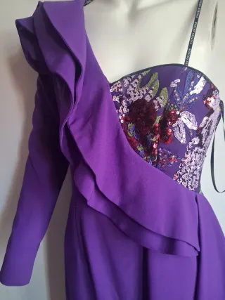 Vestido de fiesta morado con volantes